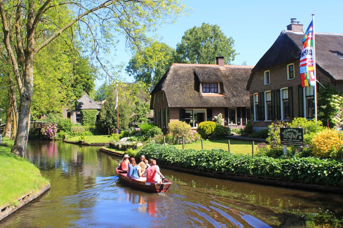 Boat hire Giethoorn